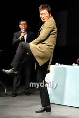 组图：郑在英宣传《棒球手套》搞怪 柳善大笑不断