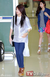 组图：4minute等歌手结束日本公演 轻松飞抵韩国