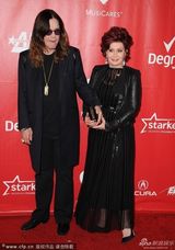 组图：摇滚巨星奥齐-奥斯本帅气 强抱GaGa合影