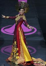 组图:2013环球小姐上演Cosplay 佳丽变身擎天柱