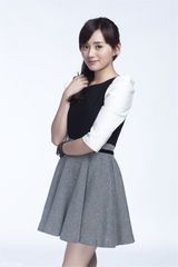 组图：江铠同校服裙出镜 展温婉甜美可爱气