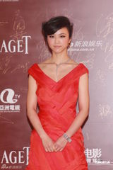 高清图：汤唯火红长裙现身红毯 身材婀娜明艳夺目