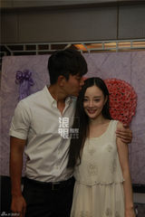 组图：贾乃亮秘密筹备纪念日 李小璐惊喜飙泪