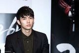 高清组图：韩片《26年》试映 任瑟雍架拐出席