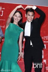 组图：白百何穿荷叶裙险走光 与彭于晏比爱心