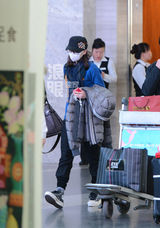 组图：刘诗诗独自潮装离京 蒙面做低头族