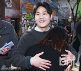 组图：金成钧孙湖竣着94复古装现身闹市送拥抱