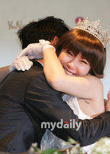 幻灯图：原SES成员Shoo与篮球选手林孝成举行婚礼