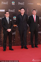 组图：陆川与秦岚分手后独自现身 神情落寞