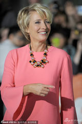 组图：艾玛新片首映掉鞋 布鲁斯南搀其下台