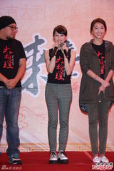 组图：《大稻埕》沿街发红包 猪哥亮隋棠亮相