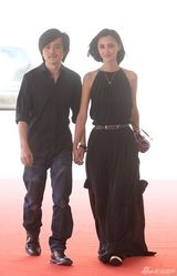 组图：张歆艺与杨树鹏红毯首秀 十指紧扣秀恩爱