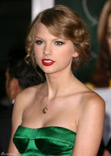 高清组图：泰勒-斯威夫特性感低胸礼服亮相