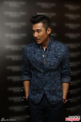 组图：黄晓明黑超遮面 孙俪秀长腿性感吸睛