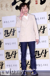 组图：李钟硕穿蜘蛛人格纹装亮相《观相》试映