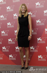 《巴尼的人生》记者会  女演员罗莎蒙德和男星谈笑