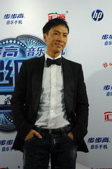 幻灯：甄子丹不慎弄坏奖杯分两半 拼好还原显得意