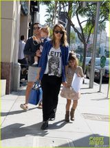 组图：阿尔芭一家四口现身伦敦 与老公各携一女