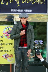 高清组图：韩星Rain剃发入伍腼腆可爱 千名粉丝送行