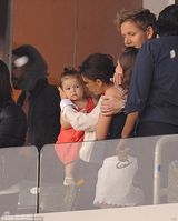 组图：贝嫂为女儿梳“冲天娇” 小七龇牙咧嘴