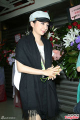 组图：李宗盛桃红衬衫开唱 称林忆莲唱得更好