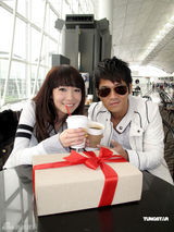 幻灯组图：Chita获新人奖对瓶狂吹 曹格送大礼祝贺