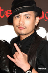 幻灯图：立威廉变形象扮混混 范逸臣演失意主唱