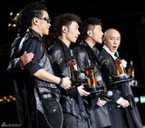 高清图：郑秀文复出内地首演 与许志安同台不尴尬