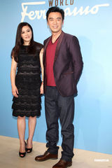 组图：钟镇涛出席公开活动 爱妻范姜久违现身 