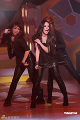 幻灯：阿娇变小魔女舞姿养眼 劲甩长发表演卖力