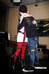 幻灯：萧亚轩为跨年演唱彩排 吴建豪探班送巧克力