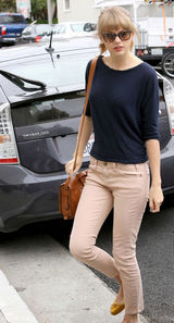 高清图：泰勒-斯威夫特街拍 简约装扮魅力不减