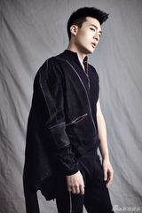 组图：孙艺洲演绎商战轻熟男 长腿欧巴随心惬意