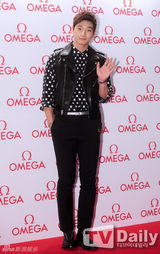 组图：f(x)Sulli刘亚仁权相佑等出席名表展示会