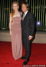 组图：第59届BMI乡村音乐奖 斯威夫特未来感十足