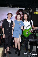 组图：谭咏麟助阵新人陈嘉嘉新专辑迷你音乐会