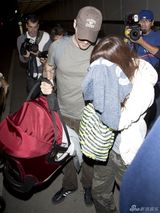 组图：梅根与老公现身机场 藏孕肚低调避狗仔