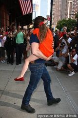 组图：汤姆-克鲁斯离婚后首探爱女 遭狗仔围堵