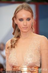 组图：《大师》首映 索罗金娜透视低胸裙