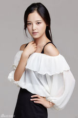 组图：辛芷蕾秋日写真露香肩 吊带短裙优雅性感