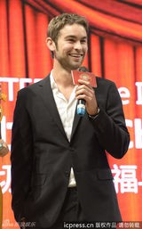 组图：绯闻女孩男主角捞金 与女主持贴脸热聊