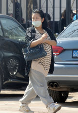 独家：何洁挺大肚外出就餐 素面朝天体态丰腴