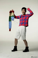 组图：郭晓冬生活写真当织毛衣的爸爸