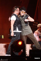 组图：曹格个唱力证与侧田兄弟情 刘德华低调助阵