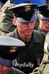 组图：玄彬29日上午乘船前往服役地白翎岛