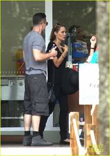 组图：朱莉皮特携孩子们游玩 一家八口声势浩大