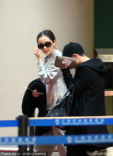 组图：杨幂频捂嘴疑生理反应 脱外衣遮肚防偷拍