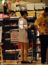 组图：陈好素颜逛超市买肉 产后身材恢复良好