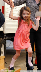 幻灯图集：凯蒂片场拍戏 苏瑞探班粉色系装扮