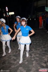 组图：Crayon Pop戴头盔现身握手会 大跳热舞